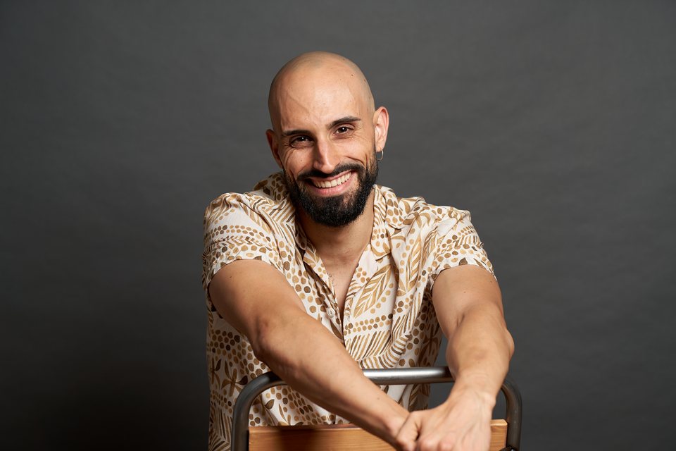 Sentado al revés en una silla, sonriendo