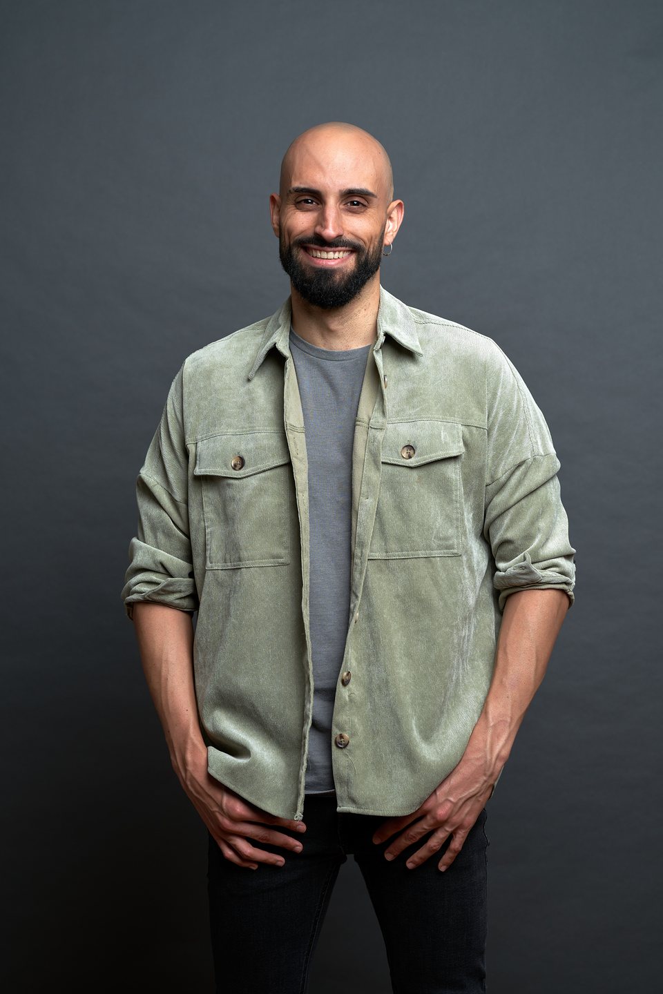 Plano entero con camisa de pana verde